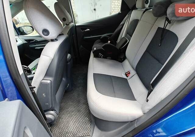 Синий Шевроле Bolt EV, объемом двигателя 0 л и пробегом 93 тыс. км за 16100 $, фото 3 на Automoto.ua