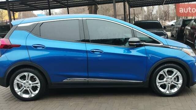 Синий Шевроле Bolt EV, объемом двигателя 0 л и пробегом 14 тыс. км за 24000 $, фото 3 на Automoto.ua