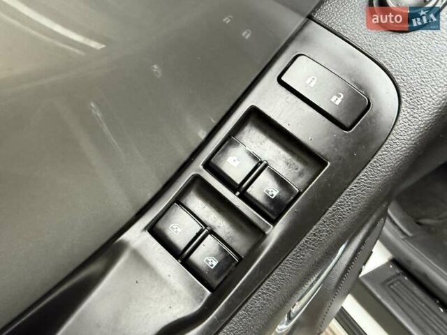 Белый Шевроле Камаро, объемом двигателя 3.56 л и пробегом 154 тыс. км за 12900 $, фото 38 на Automoto.ua