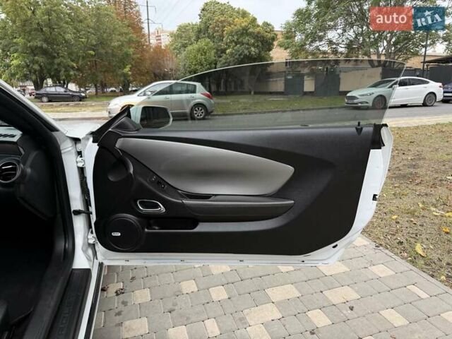 Белый Шевроле Камаро, объемом двигателя 3.56 л и пробегом 154 тыс. км за 12900 $, фото 35 на Automoto.ua