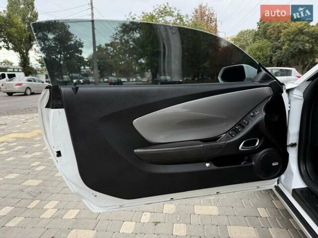 Белый Шевроле Камаро, объемом двигателя 3.56 л и пробегом 154 тыс. км за 12900 $, фото 39 на Automoto.ua