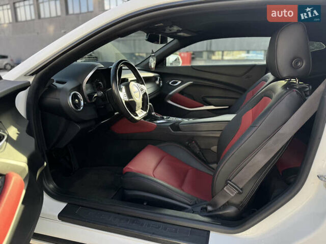 Белый Шевроле Камаро, объемом двигателя 2 л и пробегом 103 тыс. км за 18555 $, фото 54 на Automoto.ua