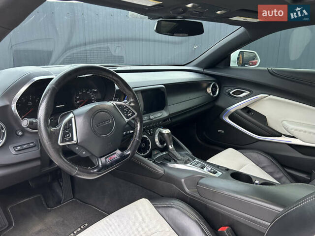 Белый Шевроле Камаро, объемом двигателя 6.16 л и пробегом 99 тыс. км за 23500 $, фото 6 на Automoto.ua