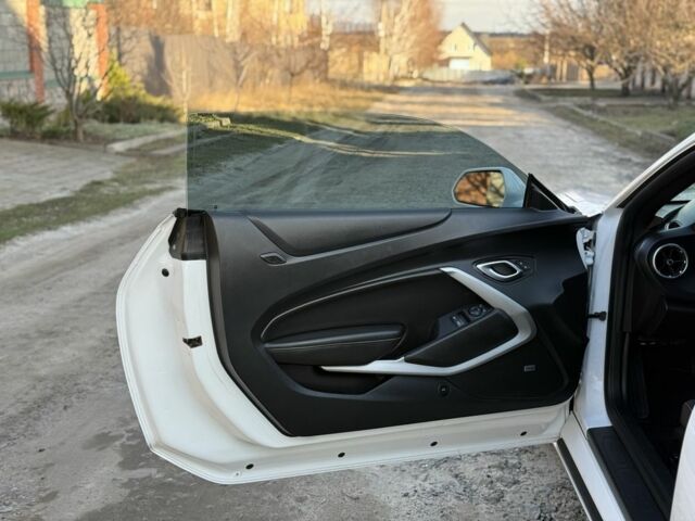 Белый Шевроле Камаро, объемом двигателя 2 л и пробегом 118 тыс. км за 15900 $, фото 14 на Automoto.ua