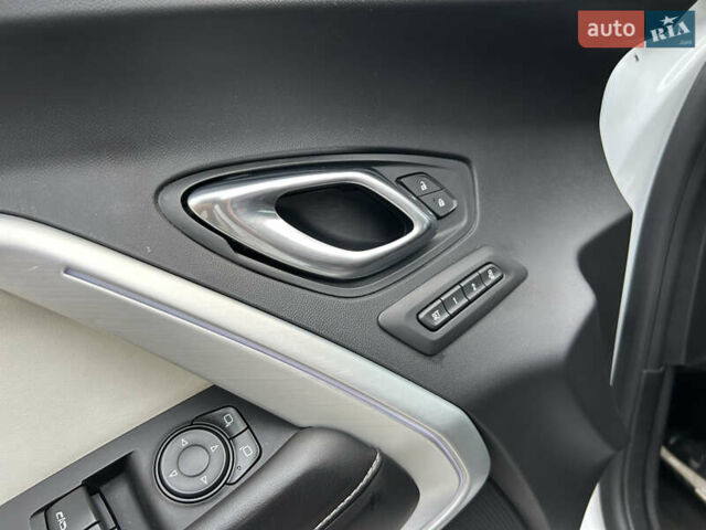 Білий Шевроле Камаро, об'ємом двигуна 6.16 л та пробігом 99 тис. км за 28500 $, фото 5 на Automoto.ua