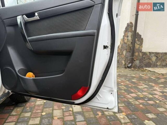 Белый Шевроле Каптива, объемом двигателя 2.4 л и пробегом 150 тыс. км за 6200 $, фото 9 на Automoto.ua