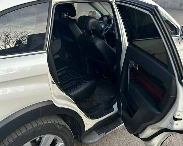 Белый Шевроле Каптива, объемом двигателя 2 л и пробегом 130 тыс. км за 8200 $, фото 1 на Automoto.ua