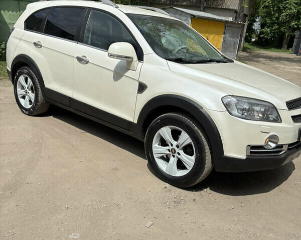 Белый Шевроле Каптива, объемом двигателя 1.99 л и пробегом 253 тыс. км за 9850 $, фото 2 на Automoto.ua