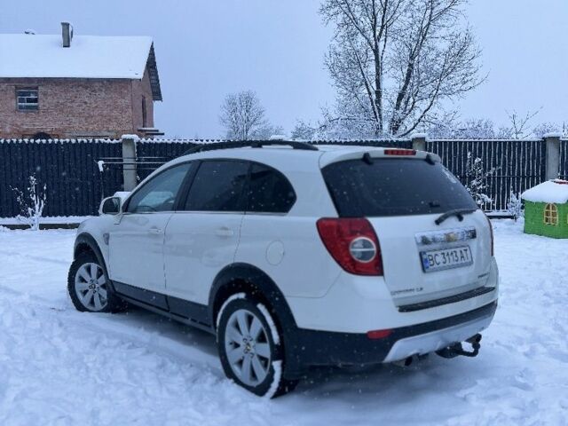 Белый Шевроле Каптива, объемом двигателя 2 л и пробегом 240 тыс. км за 8500 $, фото 1 на Automoto.ua