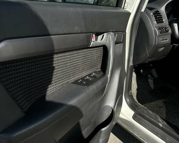 Белый Шевроле Каптива, объемом двигателя 2.2 л и пробегом 213 тыс. км за 12000 $, фото 6 на Automoto.ua