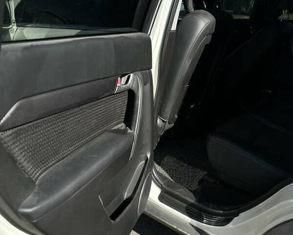 Белый Шевроле Каптива, объемом двигателя 2.2 л и пробегом 213 тыс. км за 12000 $, фото 10 на Automoto.ua