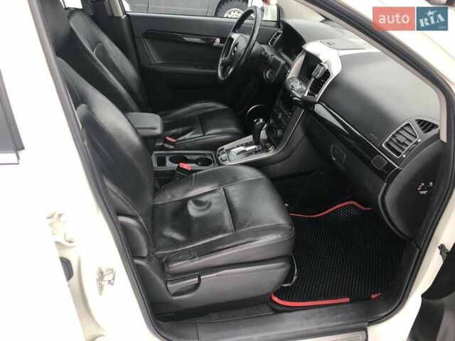 Белый Шевроле Каптива, объемом двигателя 3 л и пробегом 188 тыс. км за 12000 $, фото 5 на Automoto.ua