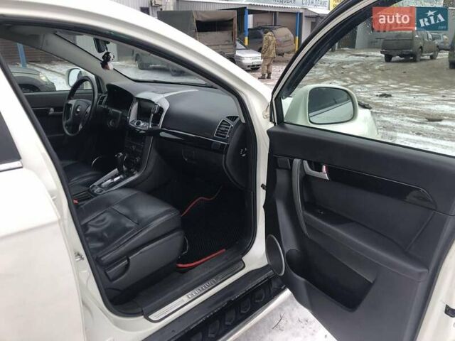 Белый Шевроле Каптива, объемом двигателя 3 л и пробегом 188 тыс. км за 12000 $, фото 1 на Automoto.ua