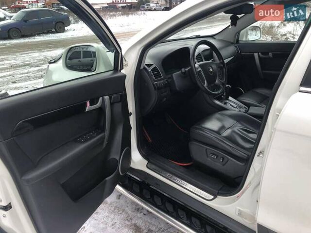 Белый Шевроле Каптива, объемом двигателя 3 л и пробегом 188 тыс. км за 12000 $, фото 3 на Automoto.ua