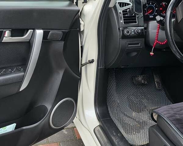 Белый Шевроле Каптива, объемом двигателя 2.23 л и пробегом 173 тыс. км за 10500 $, фото 4 на Automoto.ua