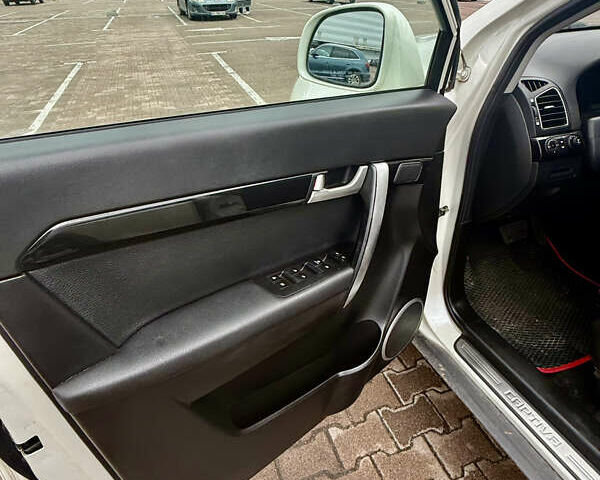 Белый Шевроле Каптива, объемом двигателя 2.23 л и пробегом 178 тыс. км за 10900 $, фото 8 на Automoto.ua