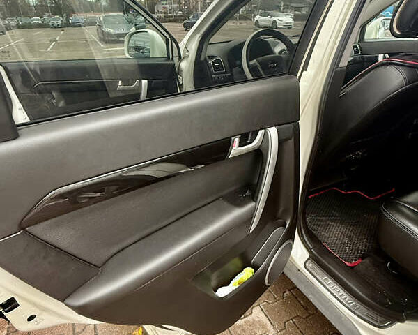 Белый Шевроле Каптива, объемом двигателя 2.23 л и пробегом 178 тыс. км за 10900 $, фото 10 на Automoto.ua