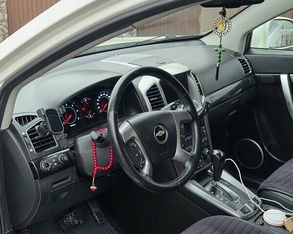 Белый Шевроле Каптива, объемом двигателя 2.23 л и пробегом 173 тыс. км за 10500 $, фото 2 на Automoto.ua