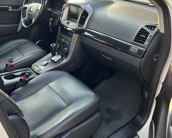 Білий Шевроле Каптіва, об'ємом двигуна 2.23 л та пробігом 241 тис. км за 12300 $, фото 14 на Automoto.ua