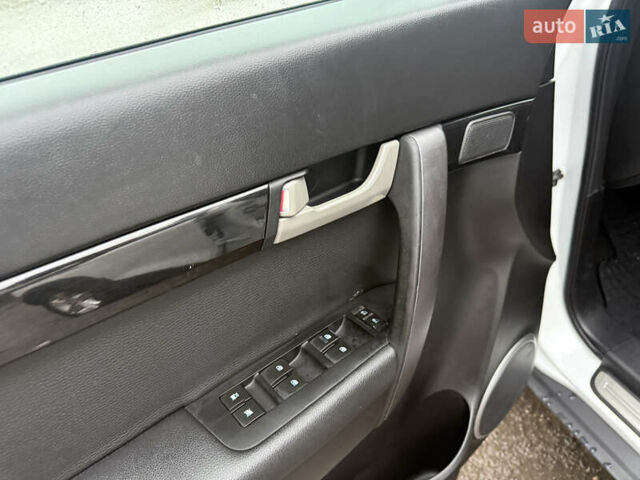 Белый Шевроле Каптива, объемом двигателя 2.2 л и пробегом 158 тыс. км за 10999 $, фото 24 на Automoto.ua