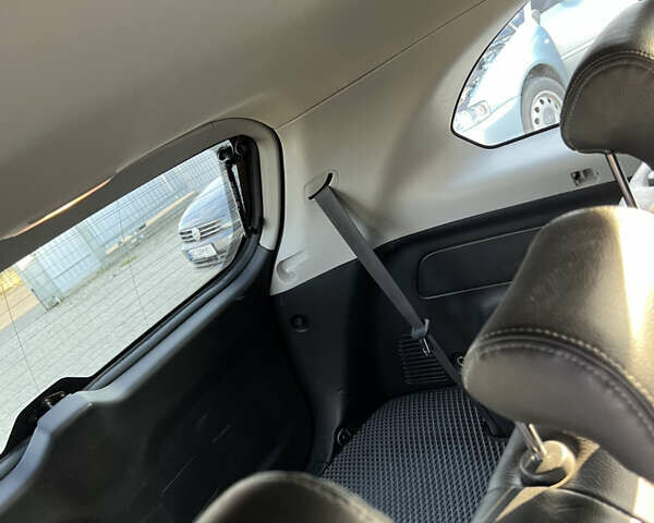 Білий Шевроле Каптіва, об'ємом двигуна 2.23 л та пробігом 241 тис. км за 12300 $, фото 18 на Automoto.ua