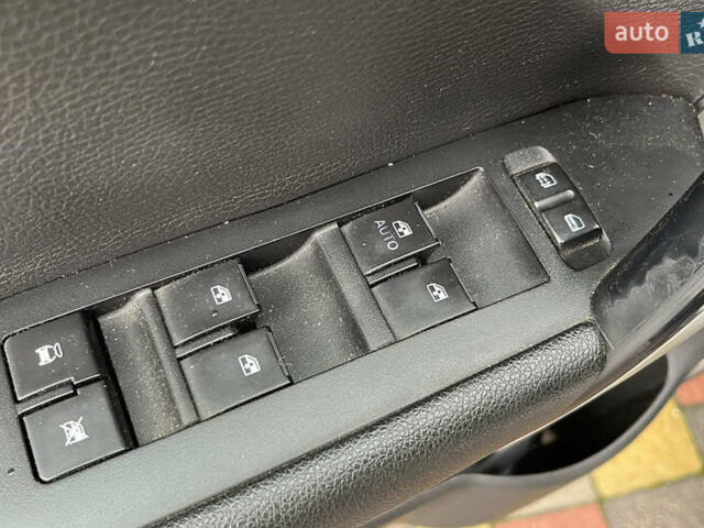 Белый Шевроле Каптива, объемом двигателя 2.23 л и пробегом 115 тыс. км за 9650 $, фото 9 на Automoto.ua