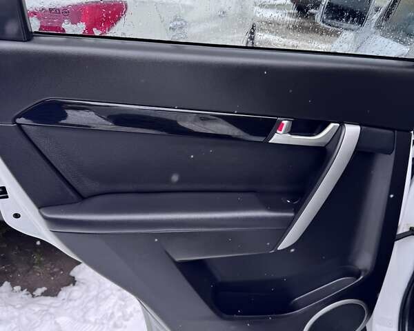 Белый Шевроле Каптива, объемом двигателя 2.2 л и пробегом 87 тыс. км за 12800 $, фото 25 на Automoto.ua