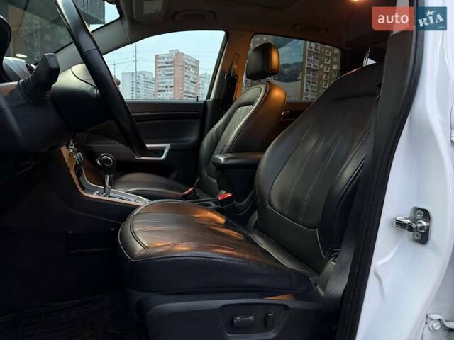 Білий Шевроле Каптіва, об'ємом двигуна 2.38 л та пробігом 139 тис. км за 10490 $, фото 8 на Automoto.ua