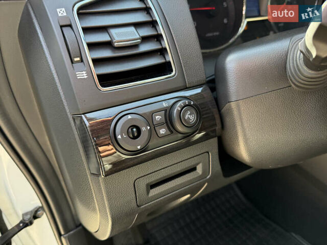 Білий Шевроле Каптіва, об'ємом двигуна 2.2 л та пробігом 200 тис. км за 13604 $, фото 28 на Automoto.ua