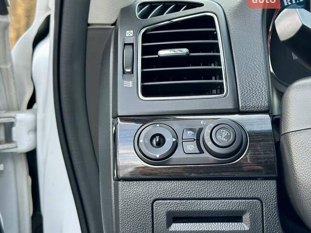 Білий Шевроле Каптіва, об'ємом двигуна 2.23 л та пробігом 158 тис. км за 12900 $, фото 88 на Automoto.ua