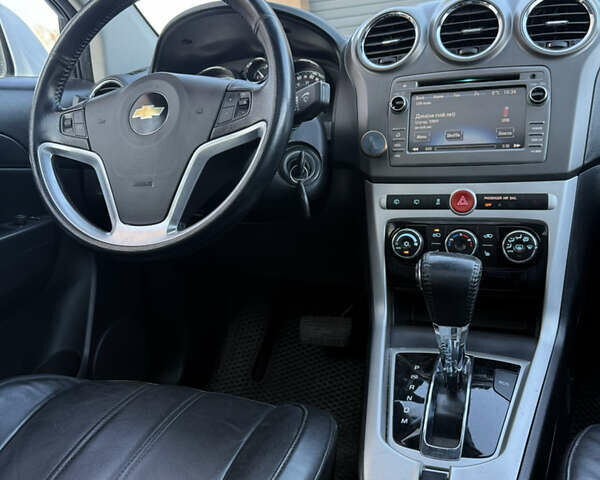 Белый Шевроле Каптива, объемом двигателя 2.38 л и пробегом 173 тыс. км за 9300 $, фото 8 на Automoto.ua