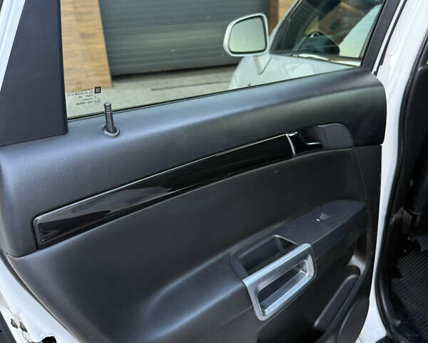 Белый Шевроле Каптива, объемом двигателя 2.38 л и пробегом 173 тыс. км за 9300 $, фото 7 на Automoto.ua