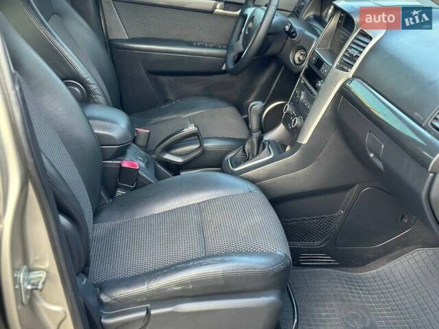 Бежевий Шевроле Каптіва, об'ємом двигуна 2.4 л та пробігом 155 тис. км за 6550 $, фото 11 на Automoto.ua