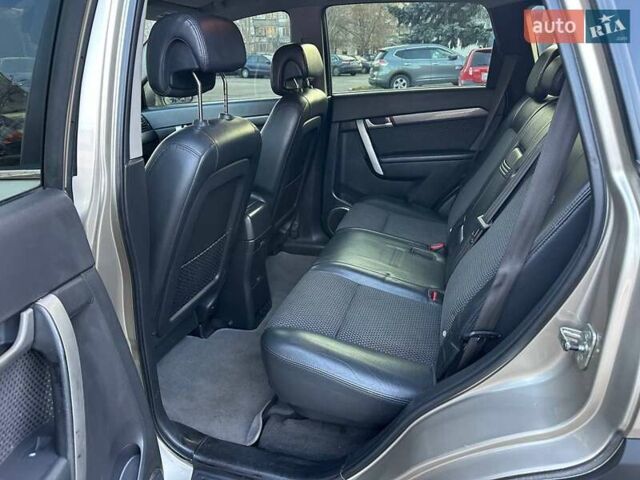 Бежевий Шевроле Каптіва, об'ємом двигуна 2.4 л та пробігом 155 тис. км за 6550 $, фото 17 на Automoto.ua