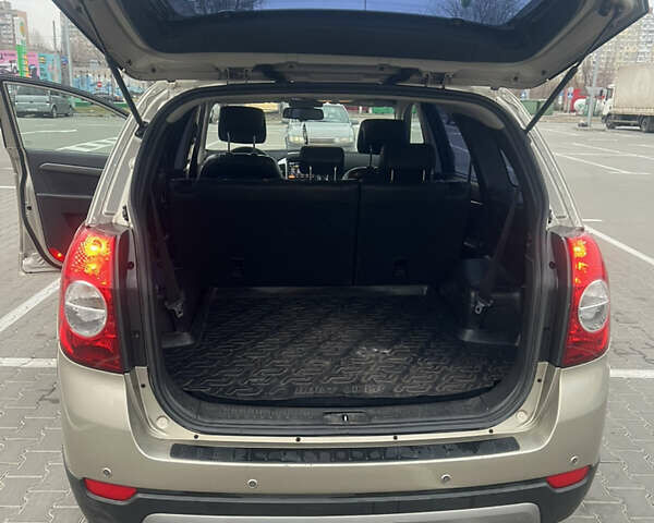 Бежевий Шевроле Каптіва, об'ємом двигуна 3.2 л та пробігом 197 тис. км за 7200 $, фото 3 на Automoto.ua