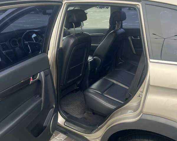 Бежевий Шевроле Каптіва, об'ємом двигуна 3.2 л та пробігом 197 тис. км за 7200 $, фото 5 на Automoto.ua