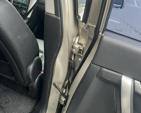 Бежевий Шевроле Каптіва, об'ємом двигуна 3.2 л та пробігом 197 тис. км за 7200 $, фото 14 на Automoto.ua