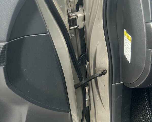 Бежевий Шевроле Каптіва, об'ємом двигуна 3.2 л та пробігом 197 тис. км за 7200 $, фото 9 на Automoto.ua