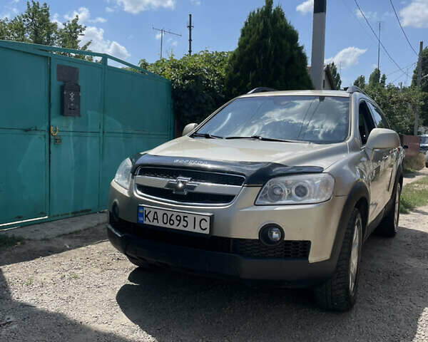 Бежевый Шевроле Каптива, объемом двигателя 2.41 л и пробегом 249 тыс. км за 8300 $, фото 1 на Automoto.ua