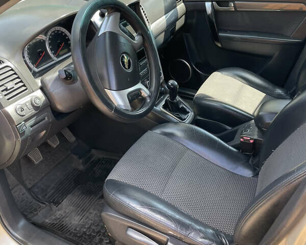 Бежевый Шевроле Каптива, объемом двигателя 2.41 л и пробегом 249 тыс. км за 8300 $, фото 7 на Automoto.ua