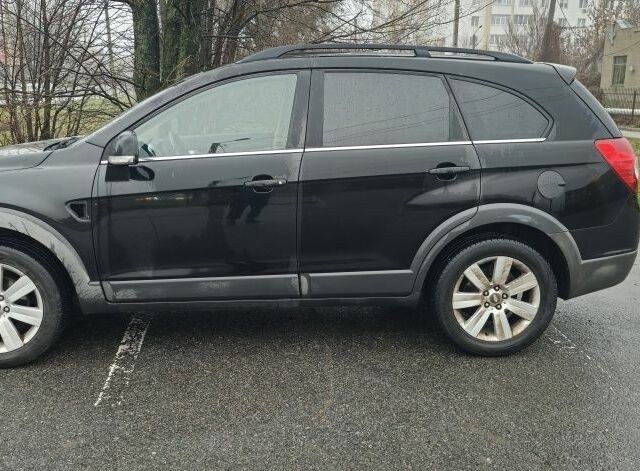 Черный Шевроле Каптива, объемом двигателя 2 л и пробегом 300 тыс. км за 4450 $, фото 1 на Automoto.ua