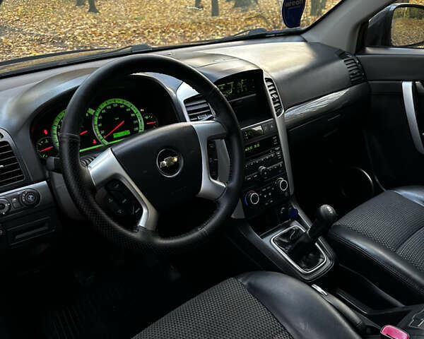 Черный Шевроле Каптива, объемом двигателя 2.4 л и пробегом 205 тыс. км за 8000 $, фото 4 на Automoto.ua