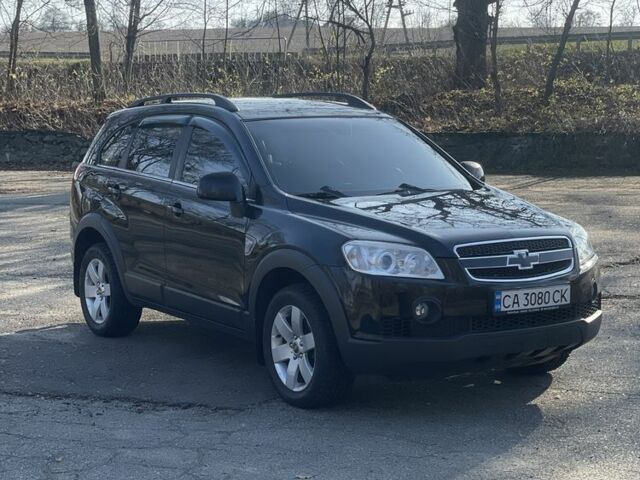 Черный Шевроле Каптива, объемом двигателя 2 л и пробегом 245 тыс. км за 10450 $, фото 2 на Automoto.ua