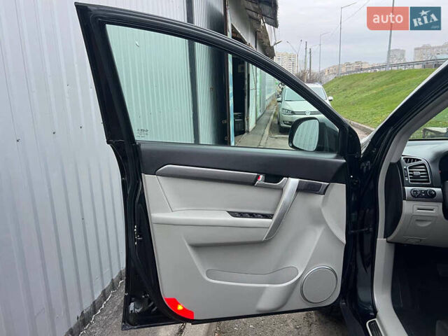 Черный Шевроле Каптива, объемом двигателя 2.2 л и пробегом 129 тыс. км за 12500 $, фото 67 на Automoto.ua