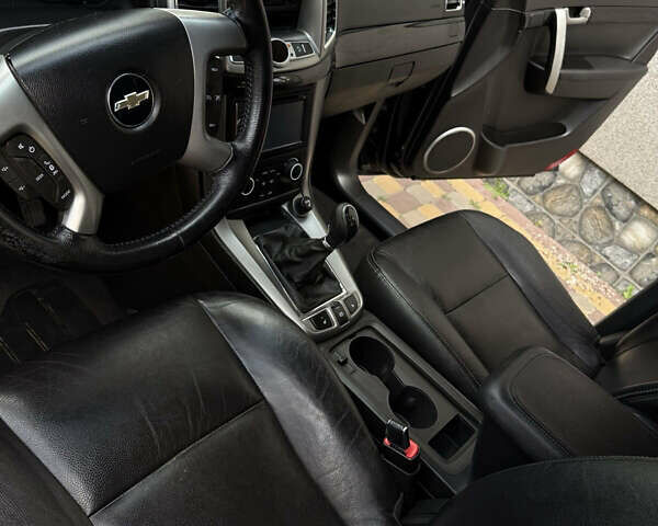 Черный Шевроле Каптива, объемом двигателя 2.2 л и пробегом 350 тыс. км за 10000 $, фото 9 на Automoto.ua