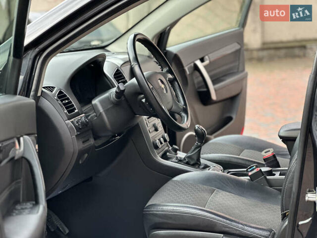 Черный Шевроле Каптива, объемом двигателя 2.38 л и пробегом 210 тыс. км за 11350 $, фото 135 на Automoto.ua