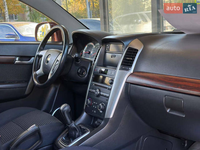 Красный Шевроле Каптива, объемом двигателя 2 л и пробегом 241 тыс. км за 7999 $, фото 4 на Automoto.ua