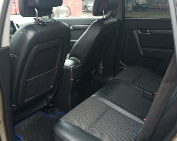 Жовтий Шевроле Каптіва, об'ємом двигуна 2.4 л та пробігом 262 тис. км за 8700 $, фото 3 на Automoto.ua