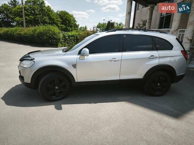 Серый Шевроле Каптива, объемом двигателя 2.4 л и пробегом 324 тыс. км за 6350 $, фото 1 на Automoto.ua