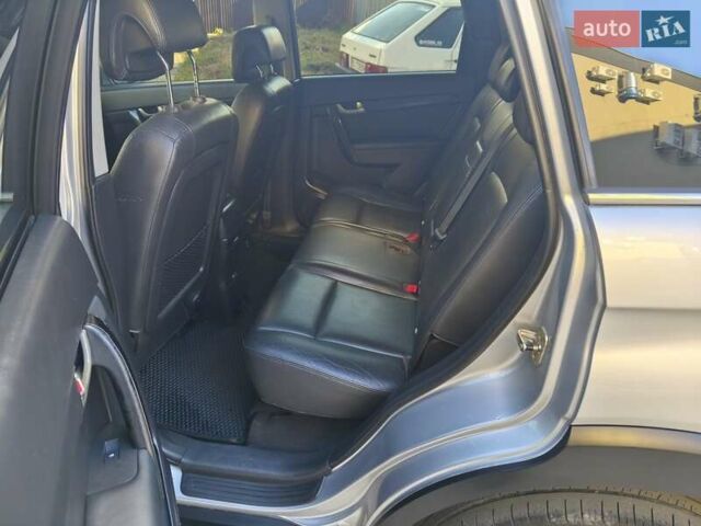 Серый Шевроле Каптива, объемом двигателя 2.41 л и пробегом 322 тыс. км за 6300 $, фото 5 на Automoto.ua